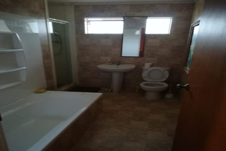 Photo of property in 70 Millbrook Road, Henderson, Auckland, 0612