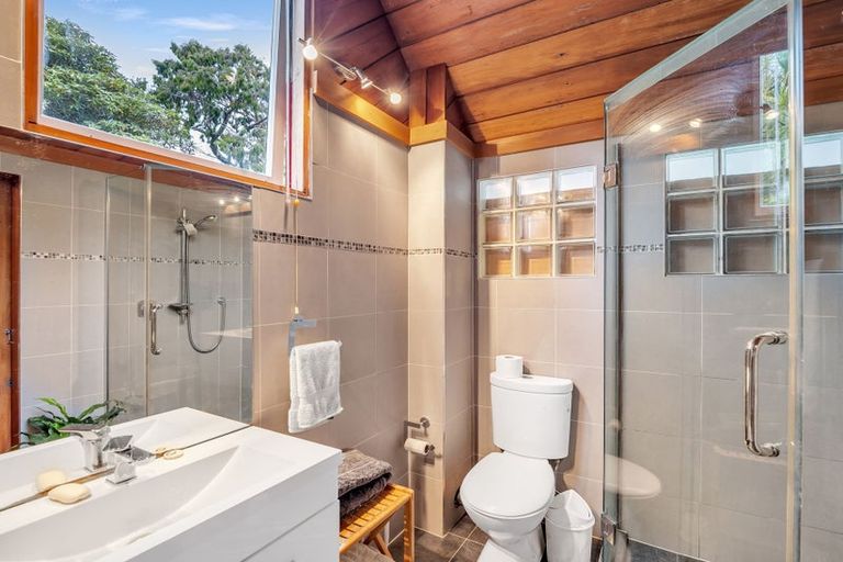 Photo of property in 1/51 Quinns Road, Waiatarua, Auckland, 0612