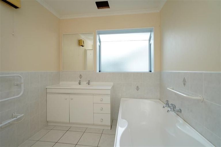 Photo of property in 1/1 Moana Avenue, Bayswater, Auckland, 0622