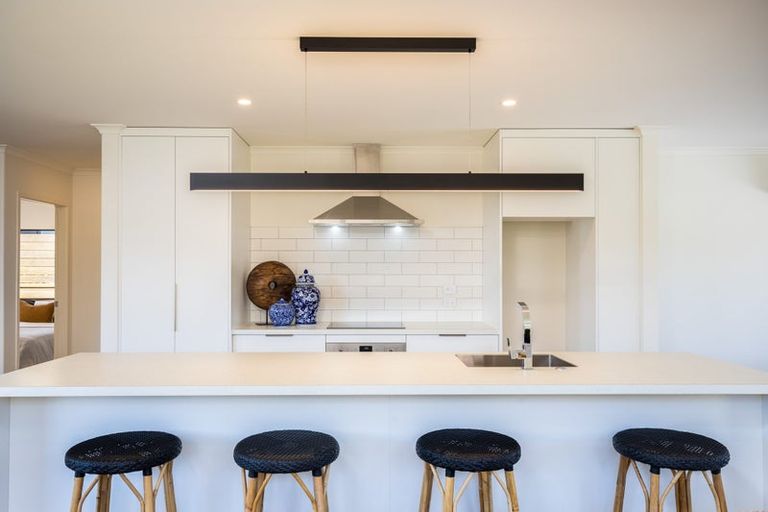 Photo of property in 8 Oakmont Crescent, Waiwhakaiho, New Plymouth, 4312