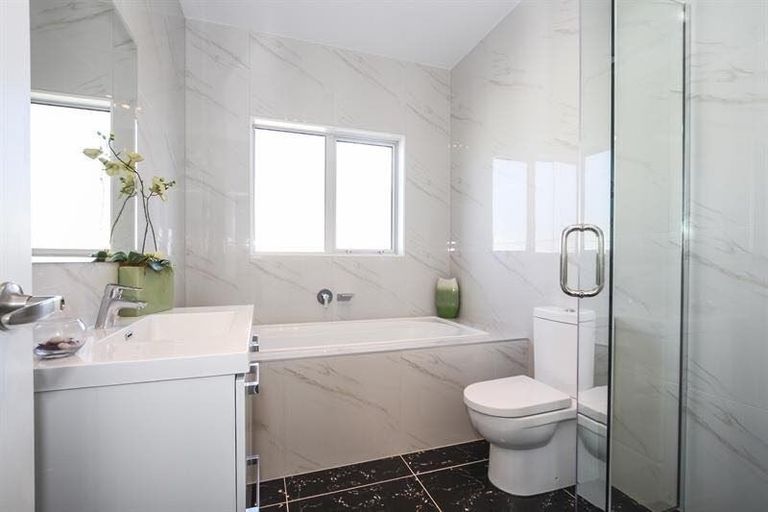 Photo of property in 73 San Valentino Drive, Henderson, Auckland, 0612