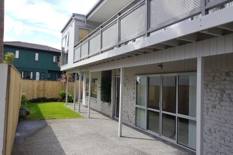 Photo of property in 2/598 Beach Road, Rothesay Bay, Auckland, 0630