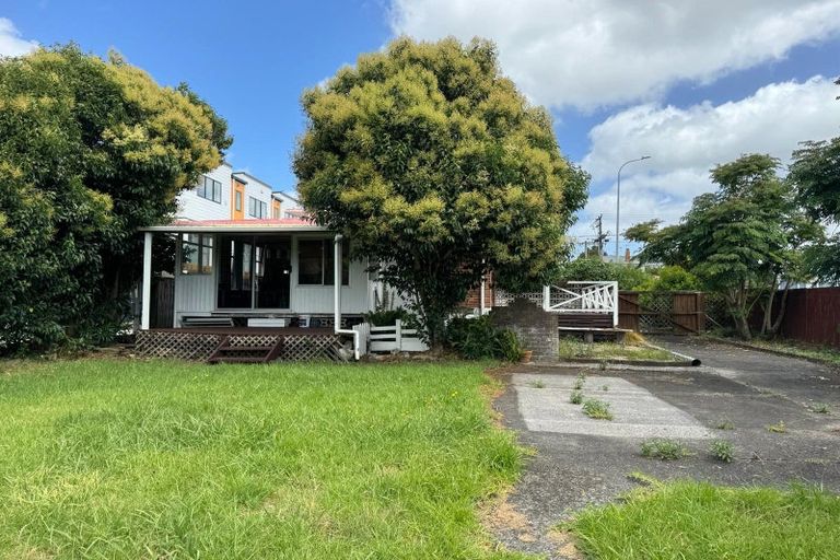 Photo of property in 28 Woodford Avenue, Henderson, Auckland, 0610
