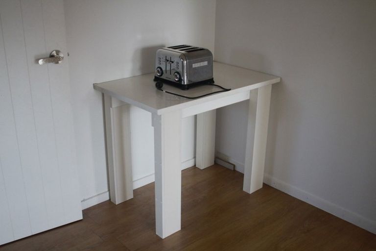 Photo of property in 2/26 Unsworth Drive, Unsworth Heights, Auckland, 0632