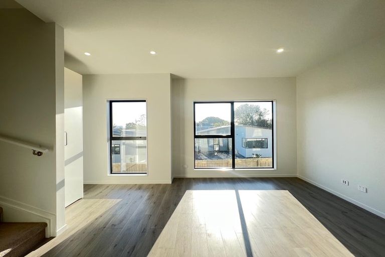 Photo of property in 3/105 Hobsonville Road, West Harbour, Auckland, 0618