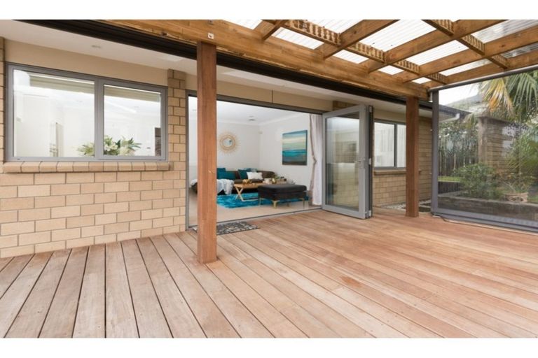 Photo of property in 39 Royal View Road, Te Atatu South, Auckland, 0610