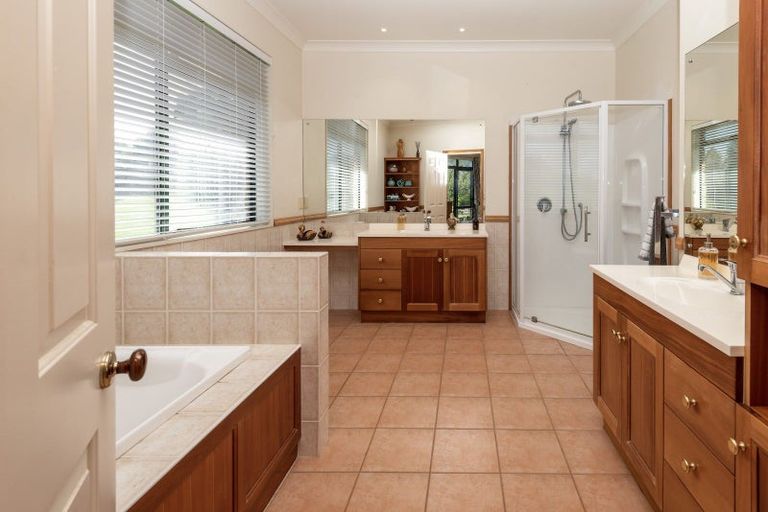 Photo of property in 384 Clifton Road, Whitford, Howick, 2571