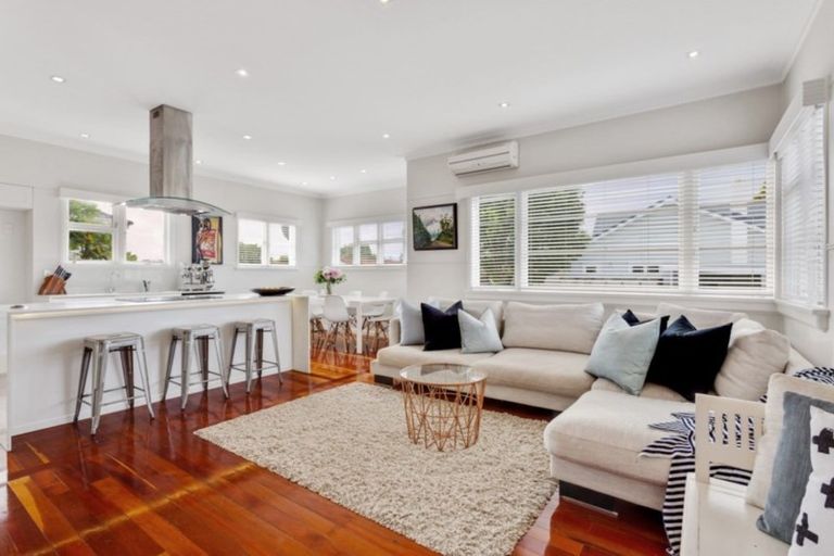 Photo of property in 15 Eversleigh Road, Belmont, Auckland, 0622