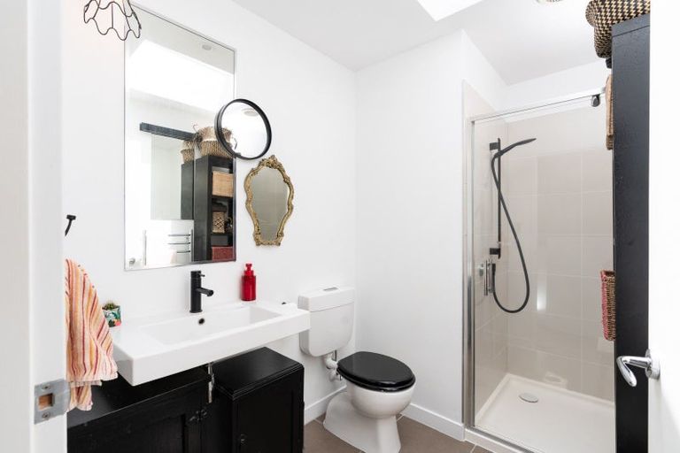 Photo of property in 11 Tiketike Way, Brooklyn, Wellington, 6021