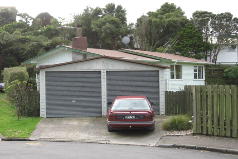 Photo of property in 28 Alwyn Place, Newlands, Wellington, 6037