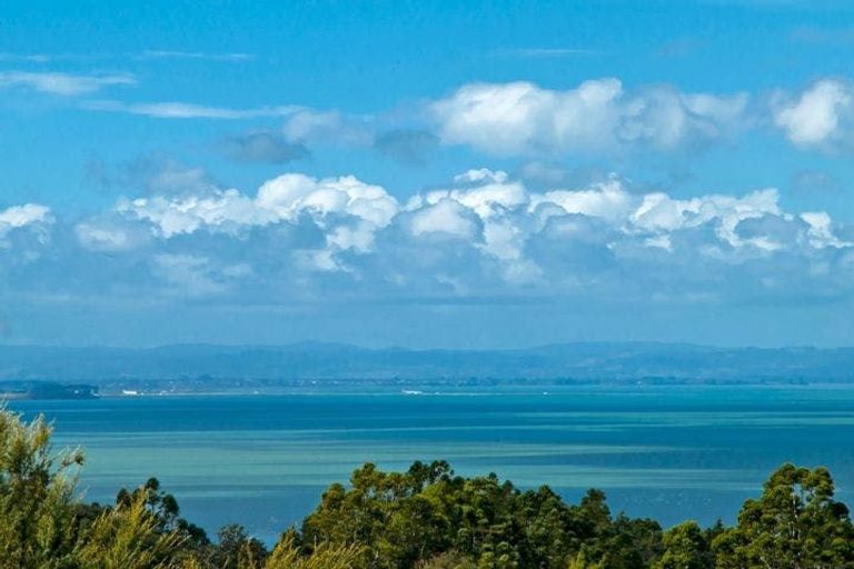 Photo of property in 66 Rauhuia Crescent, Parau, Auckland, 0604