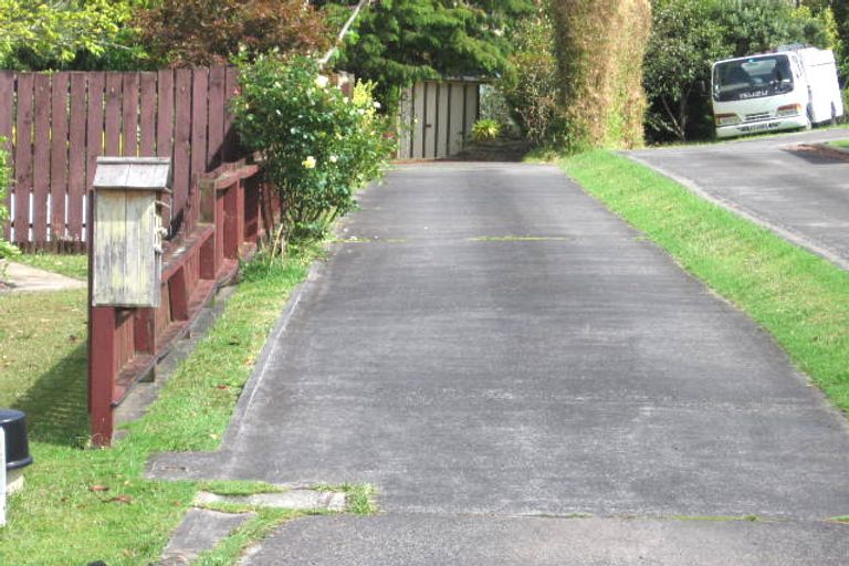 Photo of property in 14 Lydford Place, Glendene, Auckland, 0602