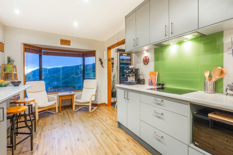 Photo of property in 104 Airlie Road, Plimmerton, Porirua, 5026