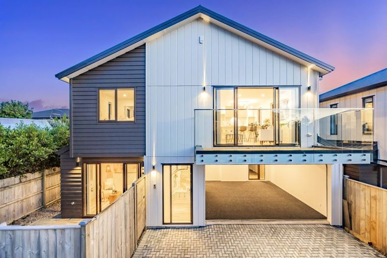 Photo of property in 3c Dawnhaven Drive, Te Atatu Peninsula, Auckland, 0610