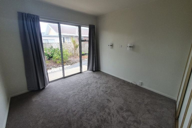 Photo of property in 24 Walton Street, Red Beach, 0932