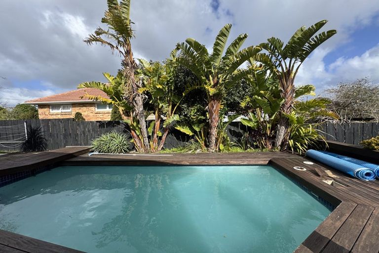 Photo of property in 2 Thomas Rea Place, Te Atatu South, Auckland, 0610