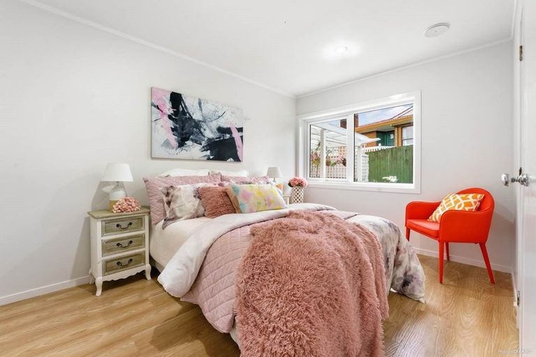 Photo of property in 14 Dalwhinnie Parade, Highland Park, Auckland, 2010