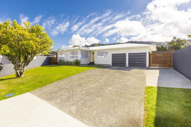 Photo of property in 16 Seattle Grove, Totara Park, Upper Hutt, 5018