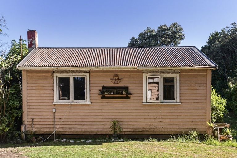 Photo of property in 6 Rangi Street, Mokau, 4376