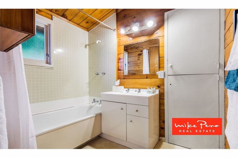 Photo of property in 230 Atkinson Road, Titirangi, Auckland, 0604