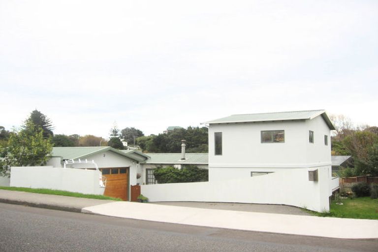 Photo of property in 2 Tennis Court Road, Raumati South, Paraparaumu, 5032