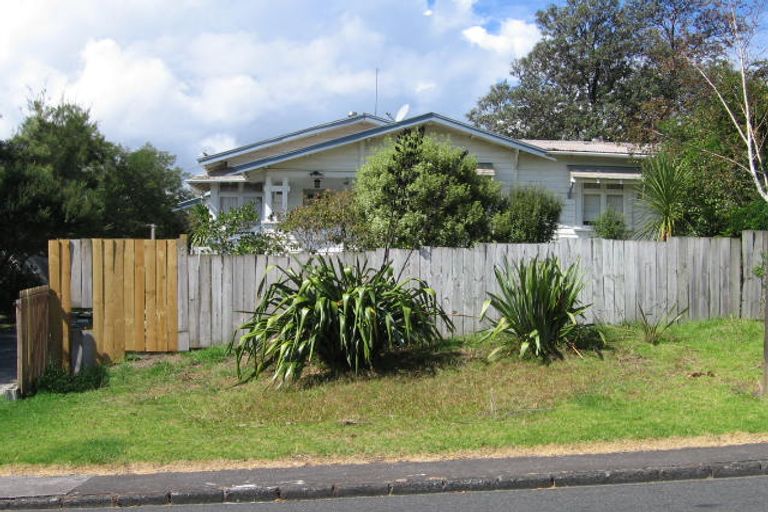 Photo of property in 1/8a Bishop Street, Green Bay, Auckland, 0604