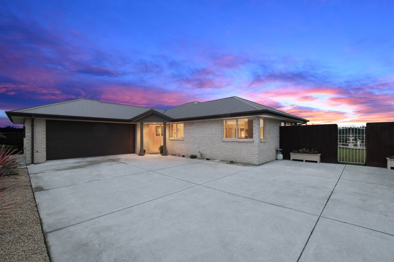 Photo of property in 11 Walnut Way, Rangiora, 7400