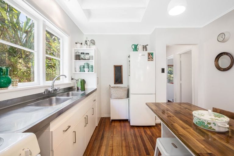 Photo of property in 63 Airlie Road, Plimmerton, Porirua, 5026