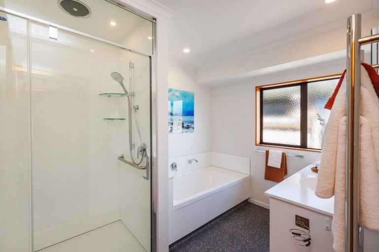 Photo of property in 7 Rosebank Avenue, Kelvin Grove, Palmerston North, 4414