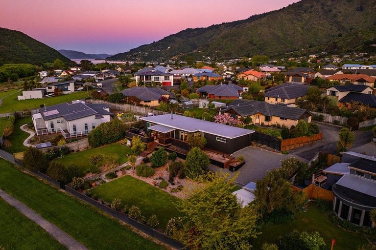 Photo of property in 11 Glentui Place, Waikawa, Picton, 7220