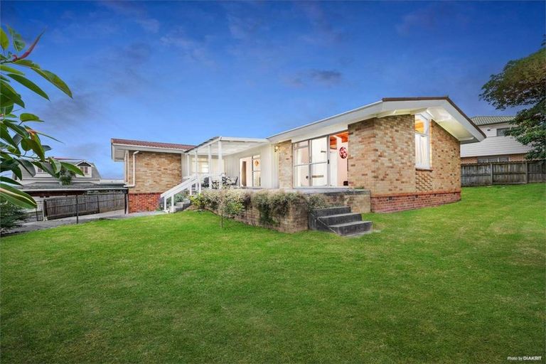 Photo of property in 1 Fowey Avenue, Te Atatu South, Auckland, 0610