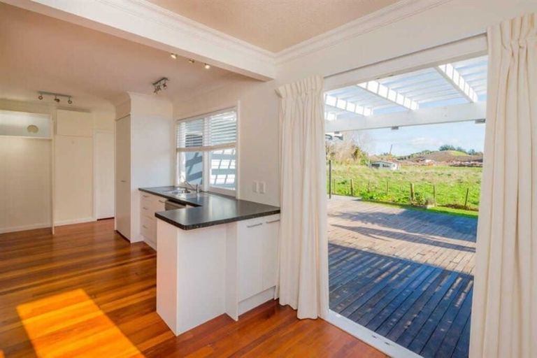 Photo of property in 180 Te Moana Road, Waikanae, 5036