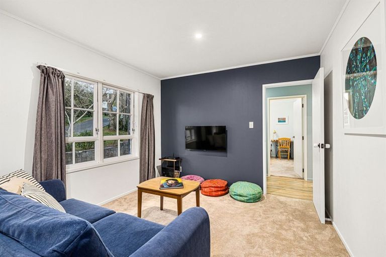 Photo of property in 2/220 East Coast Road, Forrest Hill, Auckland, 0620