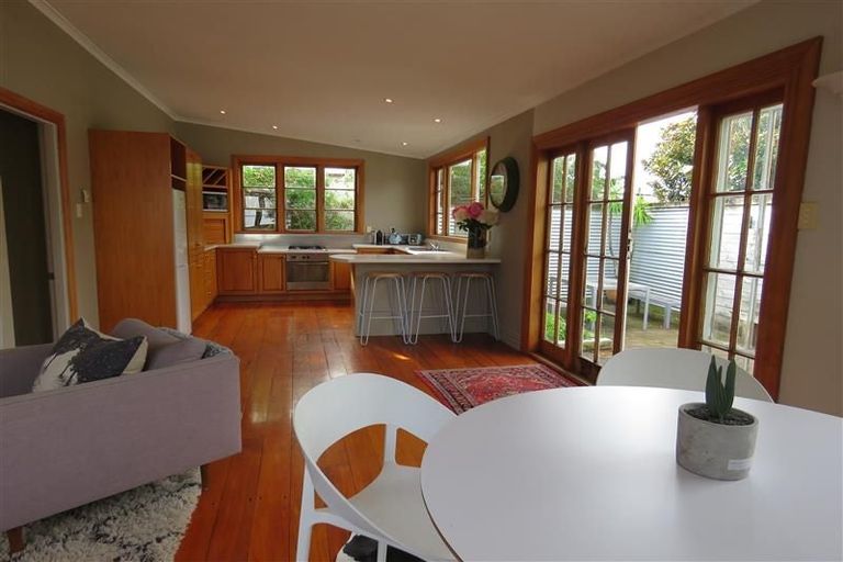 Photo of property in 35 Belt Road, Moturoa, New Plymouth, 4310