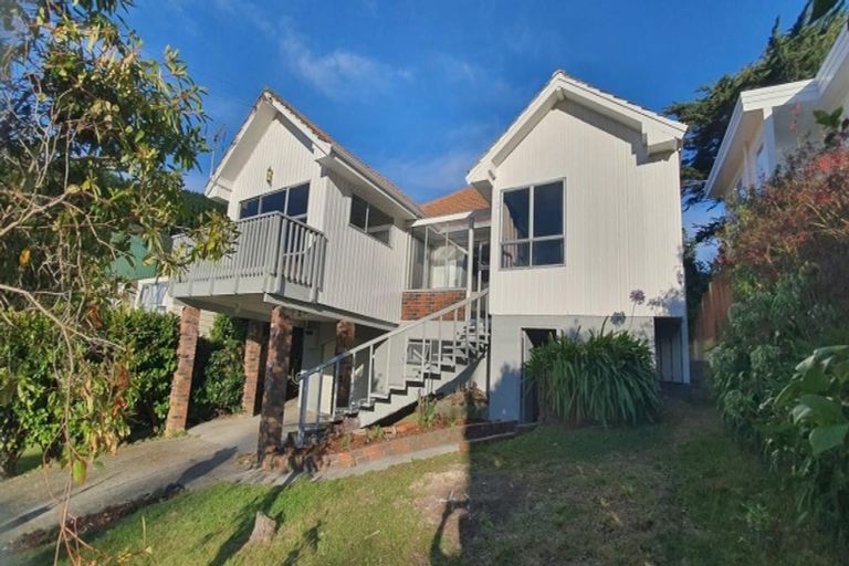 Photo of property in 37 Raroa Terrace, Tawa, Wellington, 5028