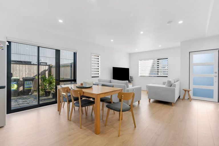 Photo of property in 14 Eileen Newey Place, Henderson, Auckland, 0612