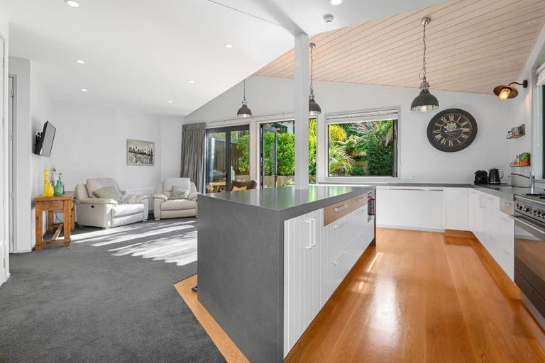 Photo of property in 70b Grand Vue Road, Kawaha Point, Rotorua, 3010