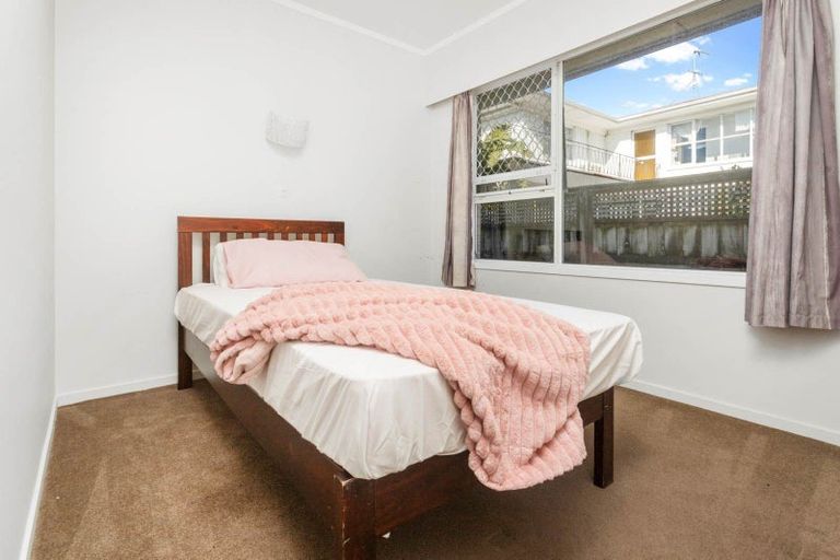 Photo of property in 1/69 Hepburn Road, Glendene, Auckland, 0602