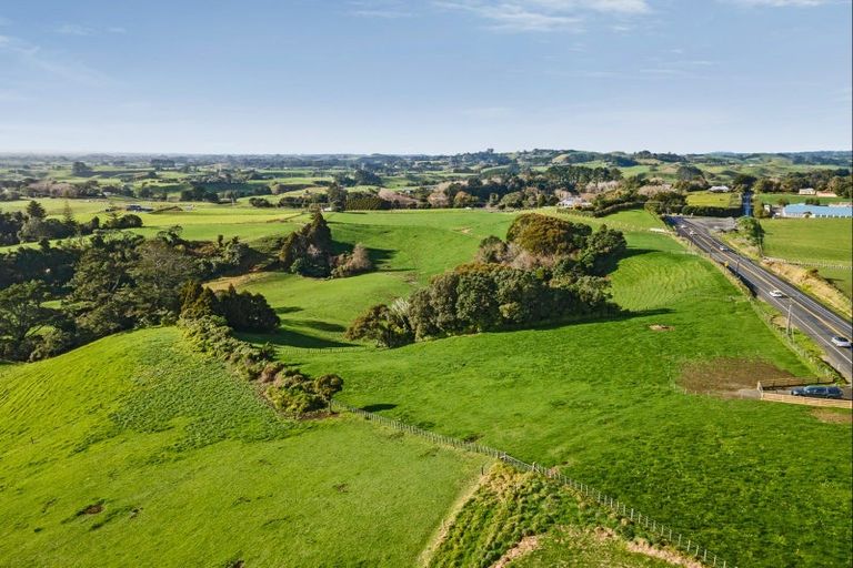 Photo of property in 568 South Road, Omata, New Plymouth, 4374