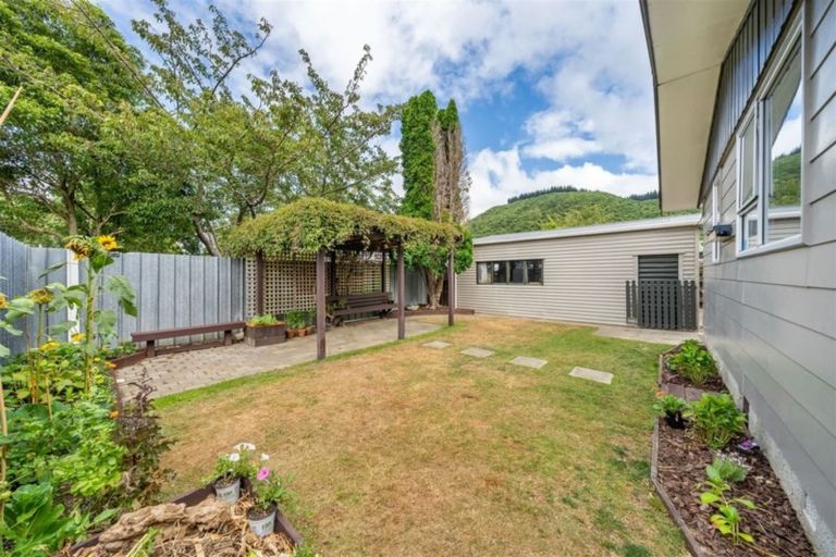 Photo of property in 22 Gemstone Drive, Birchville, Upper Hutt, 5018