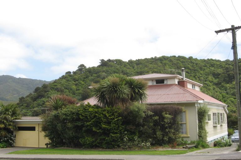 Photo of property in 83 Waikawa Road, Picton, 7220