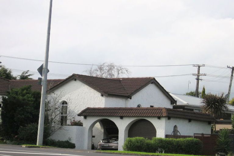 Photo of property in 2 Somerville Road, Shelly Park, Auckland, 2014