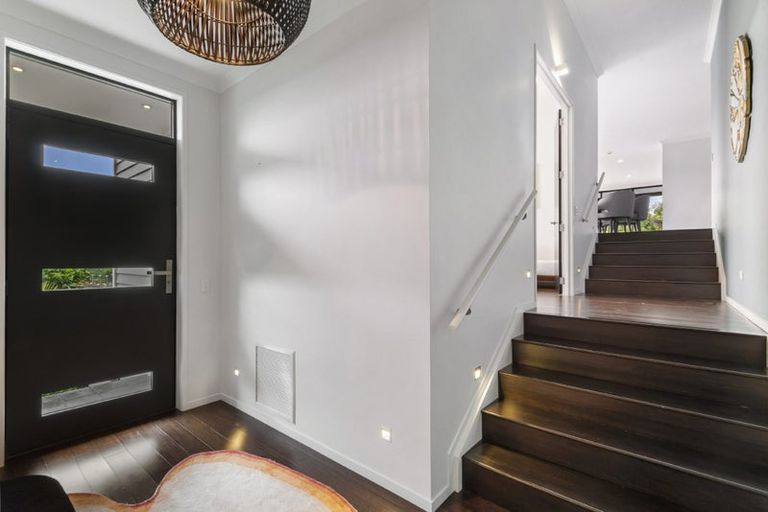 Photo of property in 16 Schopolo Place, Schnapper Rock, Auckland, 0632