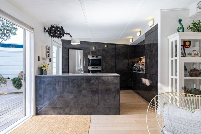 Photo of property in 84 The Esplanade, Houghton Bay, Wellington, 6023