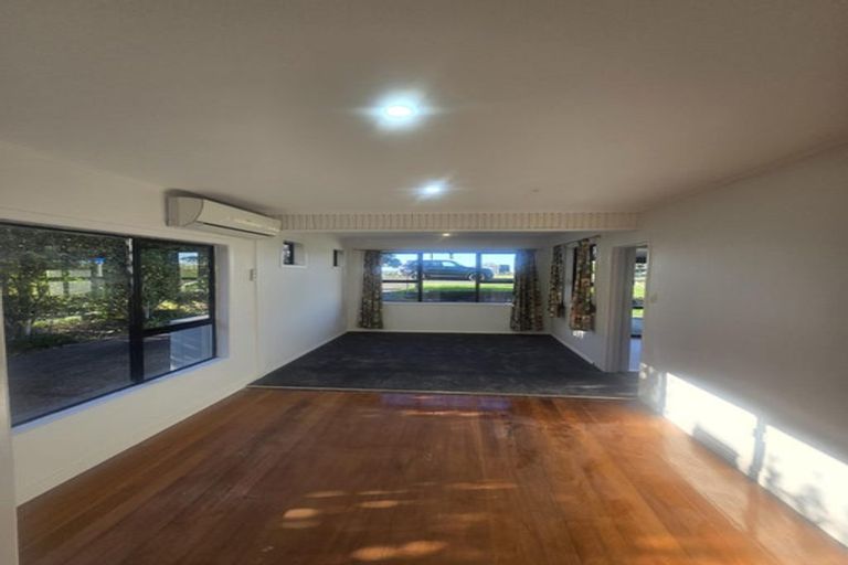 Photo of property in 9 Tatau Way, Te Atatu Peninsula, Auckland, 0610