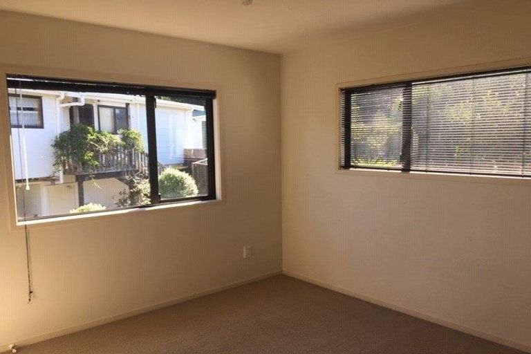 Photo of property in 1/282 East Coast Road, Forrest Hill, Auckland, 0620