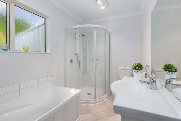 Photo of property in 3 Spritsail Place, Whitby, Porirua, 5024