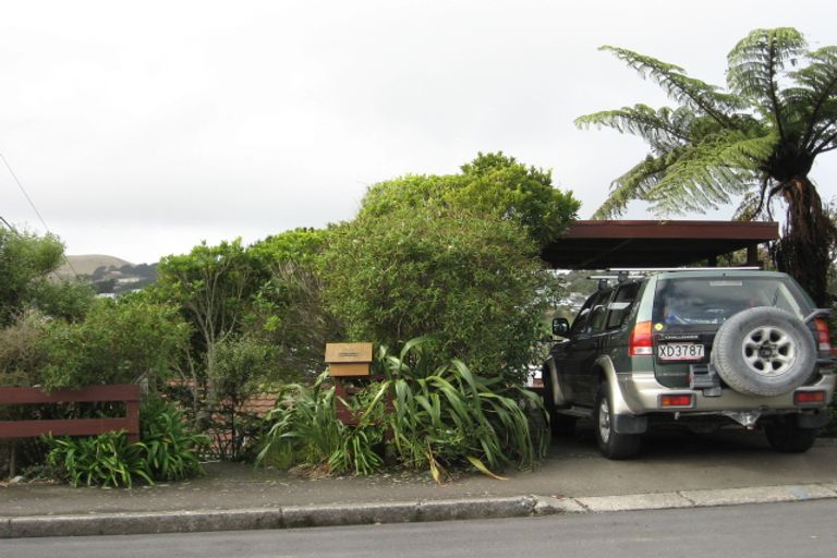 Photo of property in 24 Alwyn Place, Newlands, Wellington, 6037