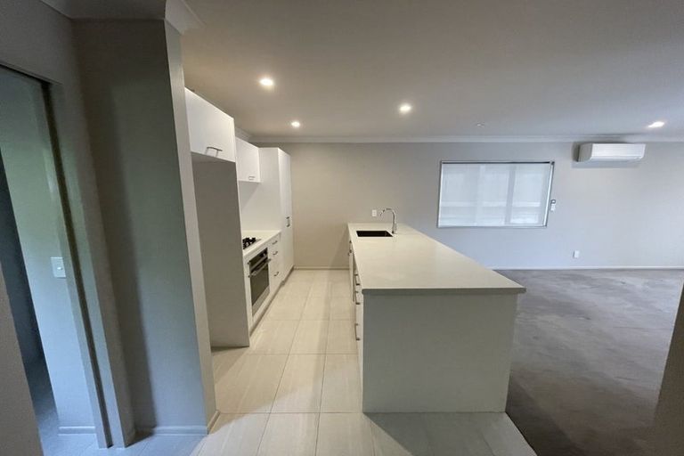 Photo of property in 3 Brindle Way, Newlands, Wellington, 6037