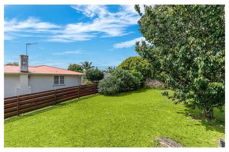 Photo of property in 17 Divich Avenue, Te Atatu South, Auckland, 0610